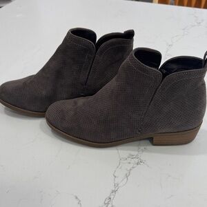 Universal Thred Gray Perforated Ankle Boots